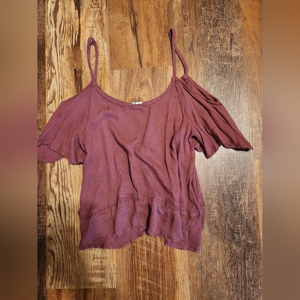 Off-shoulder strap flowy shirt